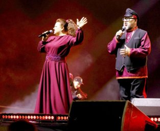 Лауреаты музыкальной премии "Шлягер года" Петр и Марина Суховы выступили на сцене