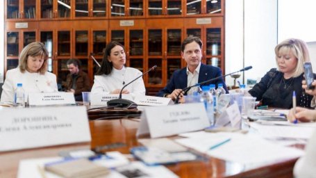 Круглый стол о цифровых рисках для детей прошел в Москве 14 апреля 2026