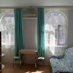 Доступная студия с зелёными шторами в Сочи